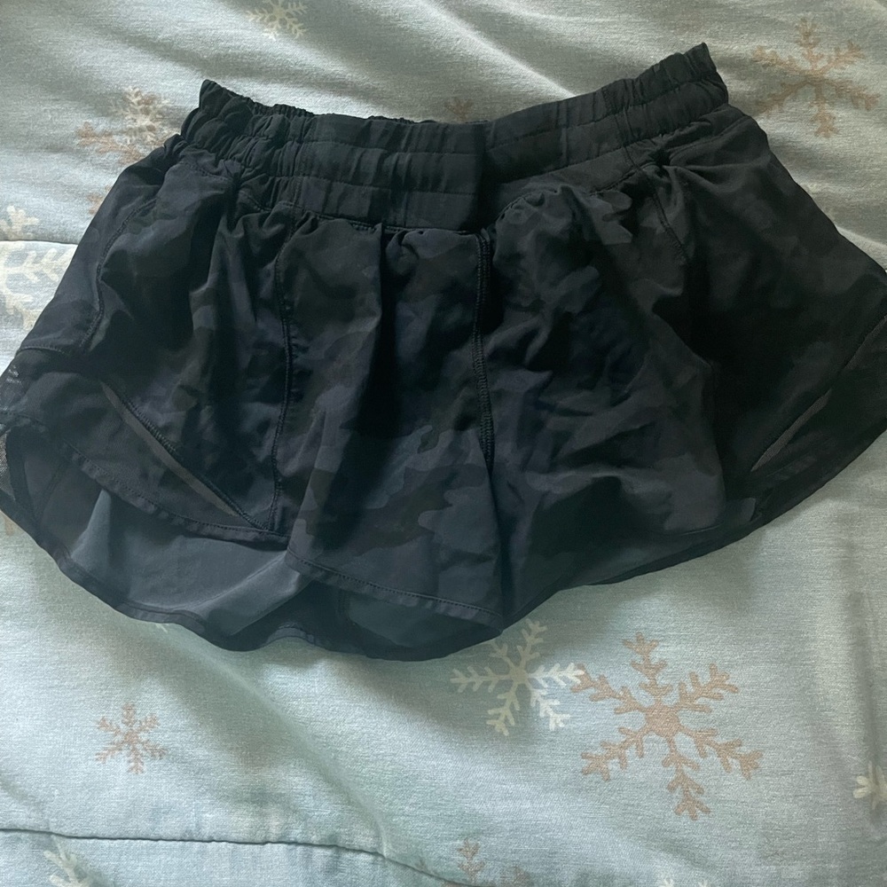 Lululemon camo hotty hot shorts size 8 2.5 length
